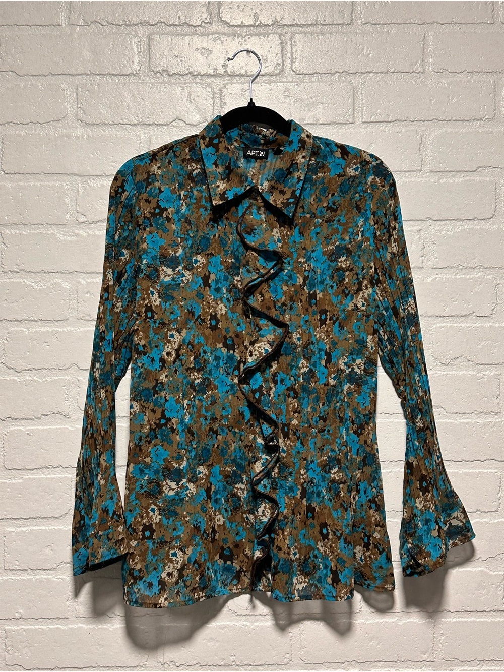 Genuinely gorgeous Apt. 9 blue floral blouse with ruffle detail and bell sleeves